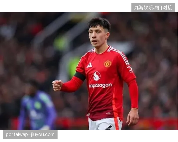 曼联后卫利桑德罗·马丁内斯虽是主力中卫首选,但其反复的伤病史为阿根廷卫冕之路埋下隐患 曼联后卫利桑德罗·马丁内斯虽是主力中卫首选,但其反复的伤病史为阿根廷卫冕之路埋下隐患